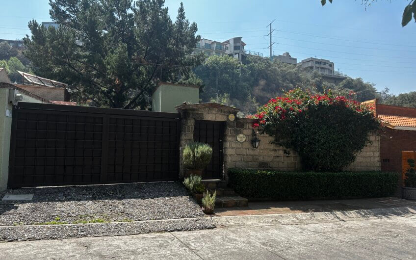 Casa privilegiada en calle privada y bosque enfrente en Lomas Anáhuac.